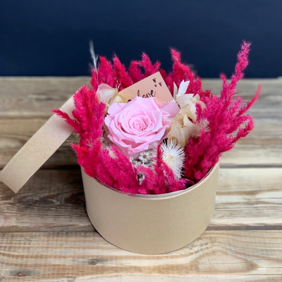 Petit arrangement de fleurs séchées dans une boite ronde en carton, Des Lys & Délices, Fleuriste à Sion