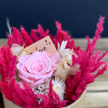 Petit arrangement de fleurs séchées dans une boite ronde en carton, Des Lys & Délices, Fleuriste à Sion