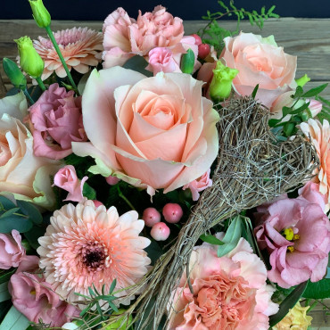 Arrangement tendre dans les teintes roses avec cœur naturel, Des Lys & Délices, Sion