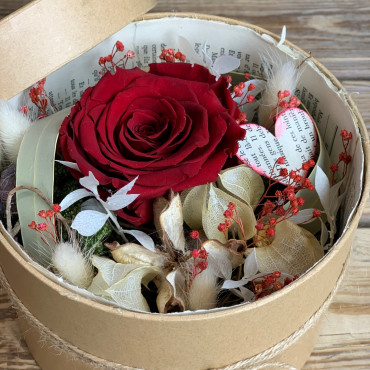Boite en carton naturel avec une rose stabilisée rouge et d'autres éléments secs, Des Lys & Délices, Sion