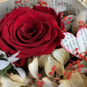 Boite en carton naturel avec une rose stabilisée rouge et d'autres éléments secs, Des Lys & Délices, Sion