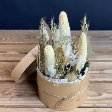 Petit arrangement de fleurs séchées dans une boite ronde en carton, Des Lys & Délices, Fleuriste à Sion