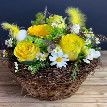 Panier aux couleurs du printemps, décoré de plumes et d'oeufs, souvenir d'enfance, Des Lys & Délices, Sion