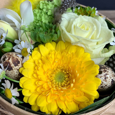 Flower box, boite à fleurs naturelle avec des fleurs aux teintes printanières, Des Lys & Délices, Sion