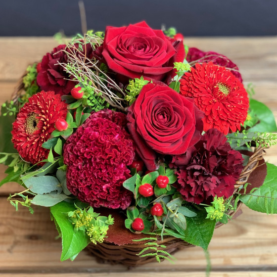 Panier fleuri dans les teintes rouge. Des Lys & Délices, Sion